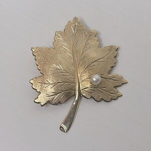 Sarah Coventry 🍁 Vintage Maple Leaf Gold Tone Faux Pearl Brooch Lapel Pin